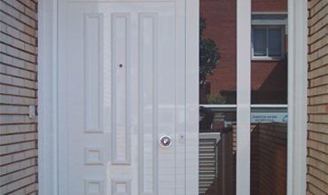 Puertas de aluminio de entrada a vivienda